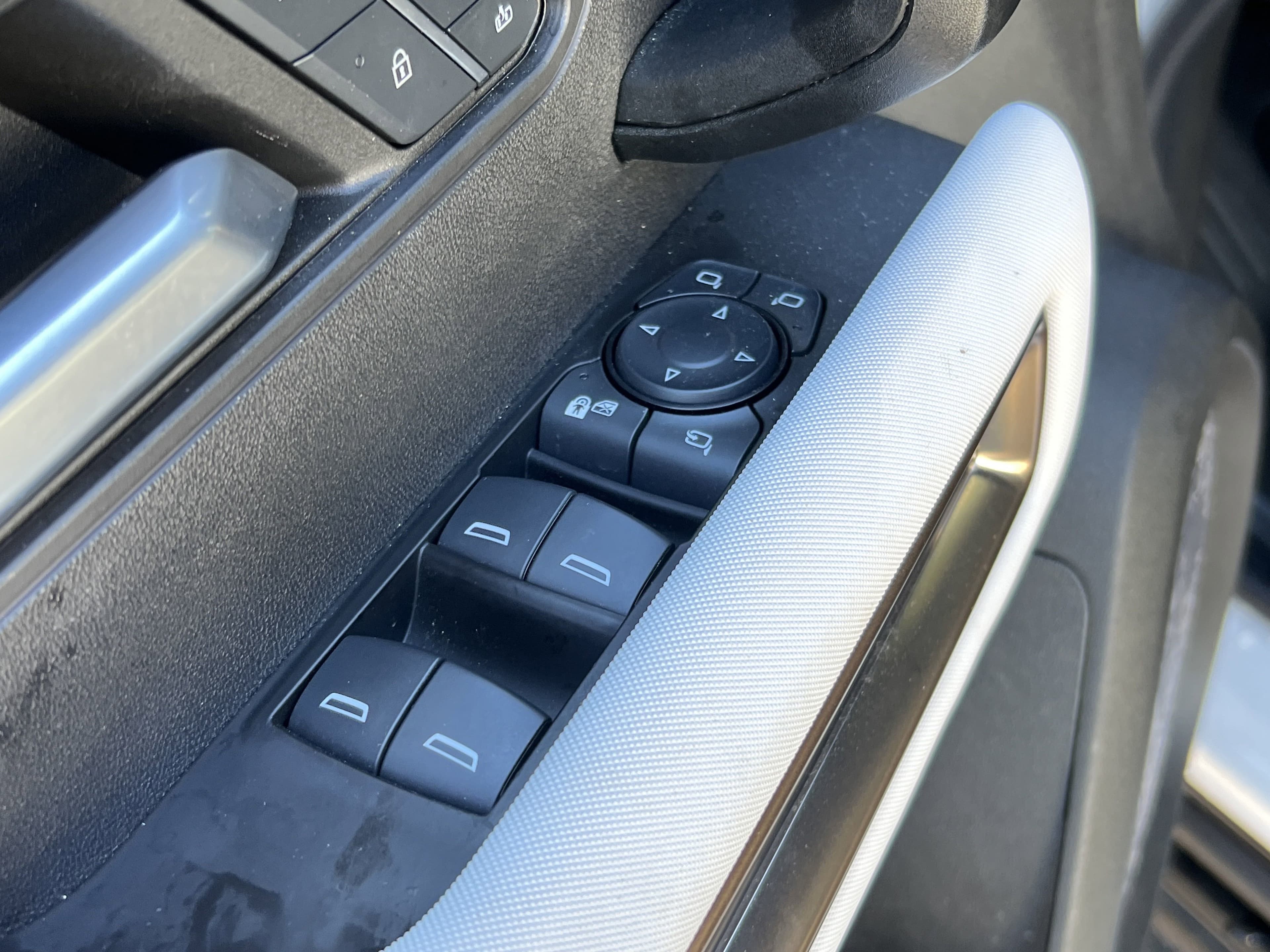 Vehicle photo 13