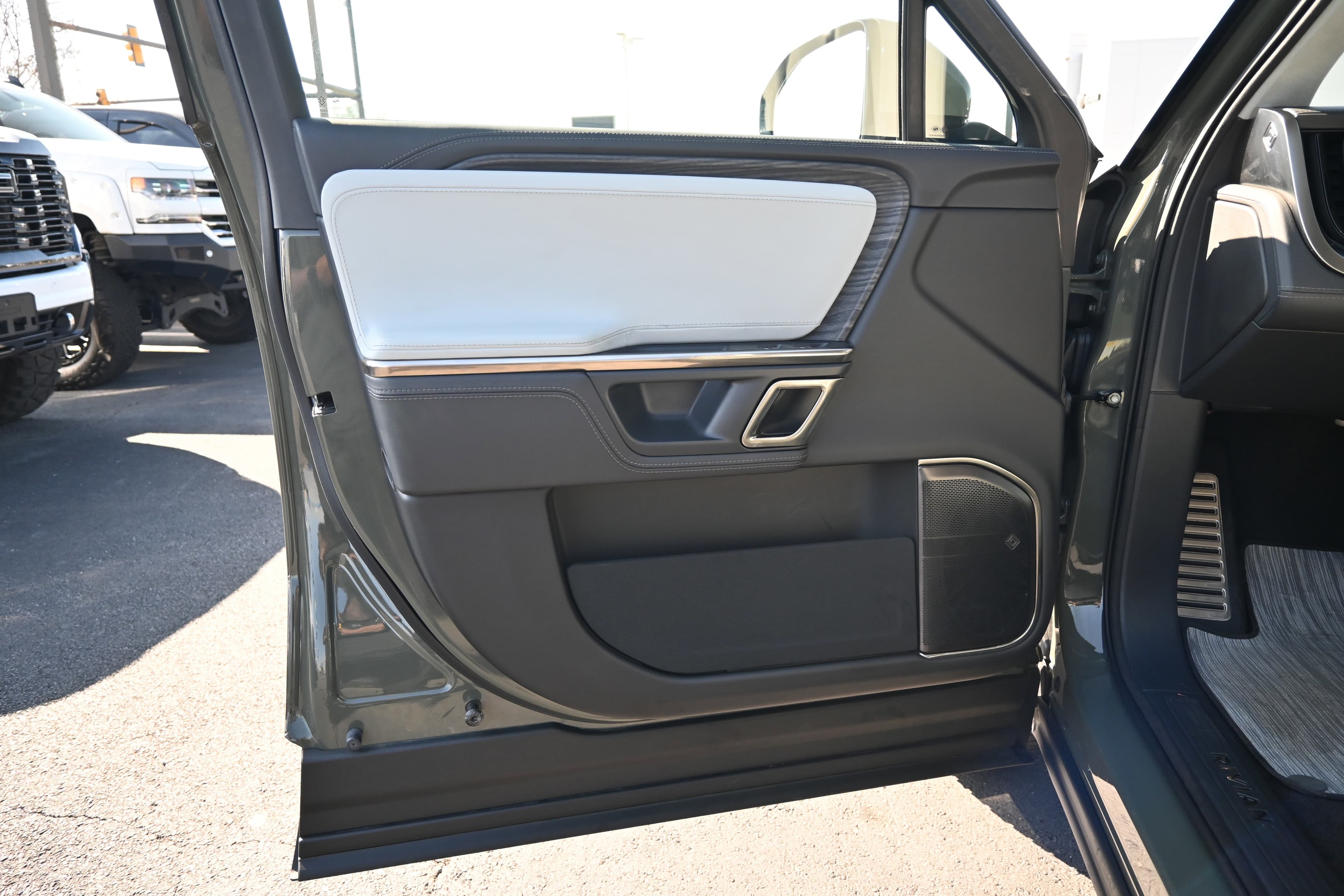 Vehicle photo 17