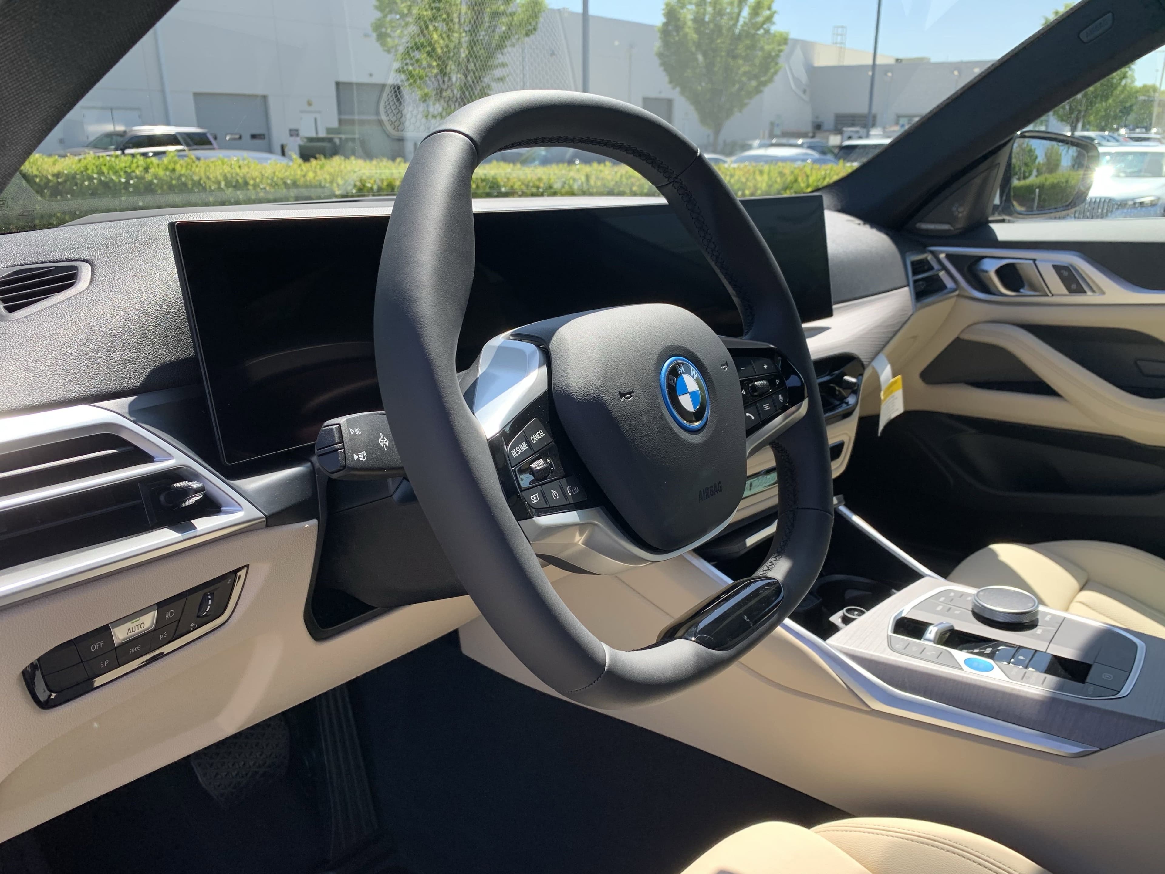 Vehicle photo 13