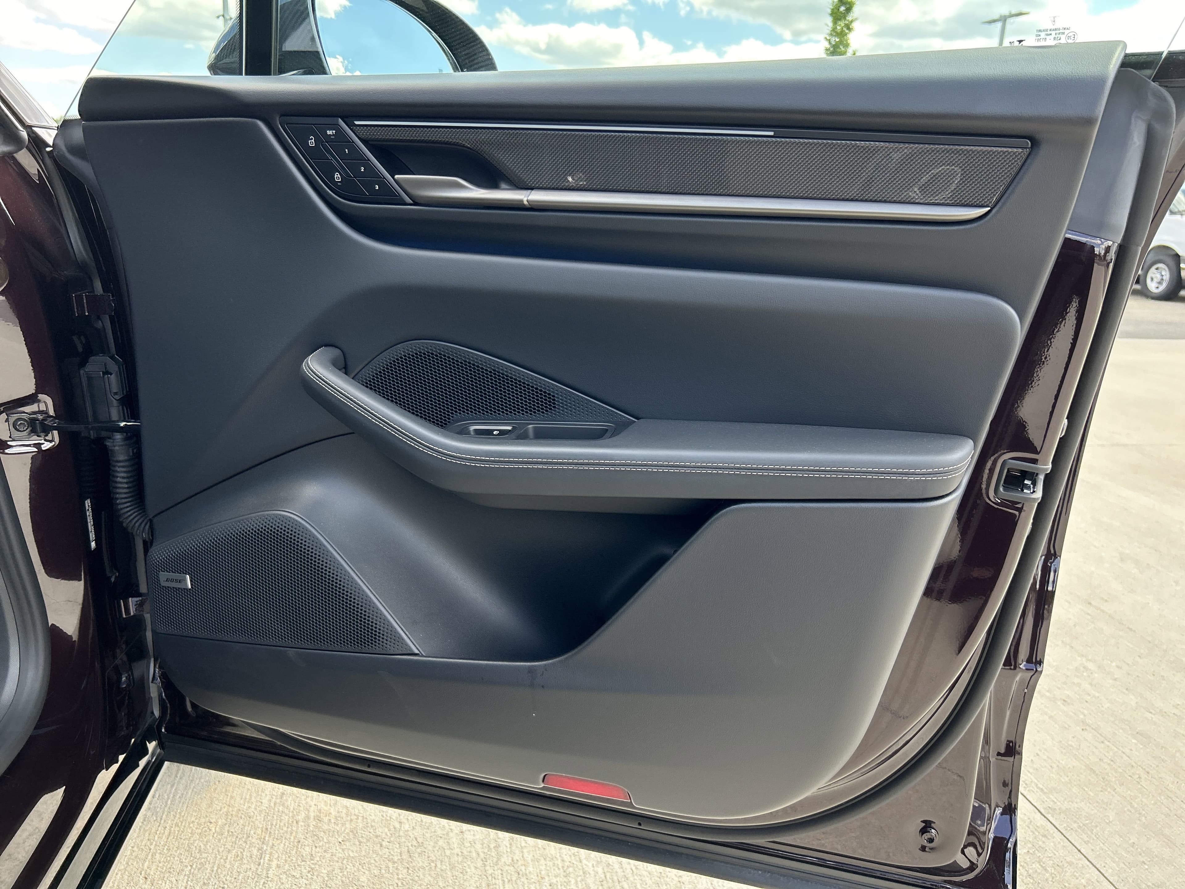 Vehicle photo 31