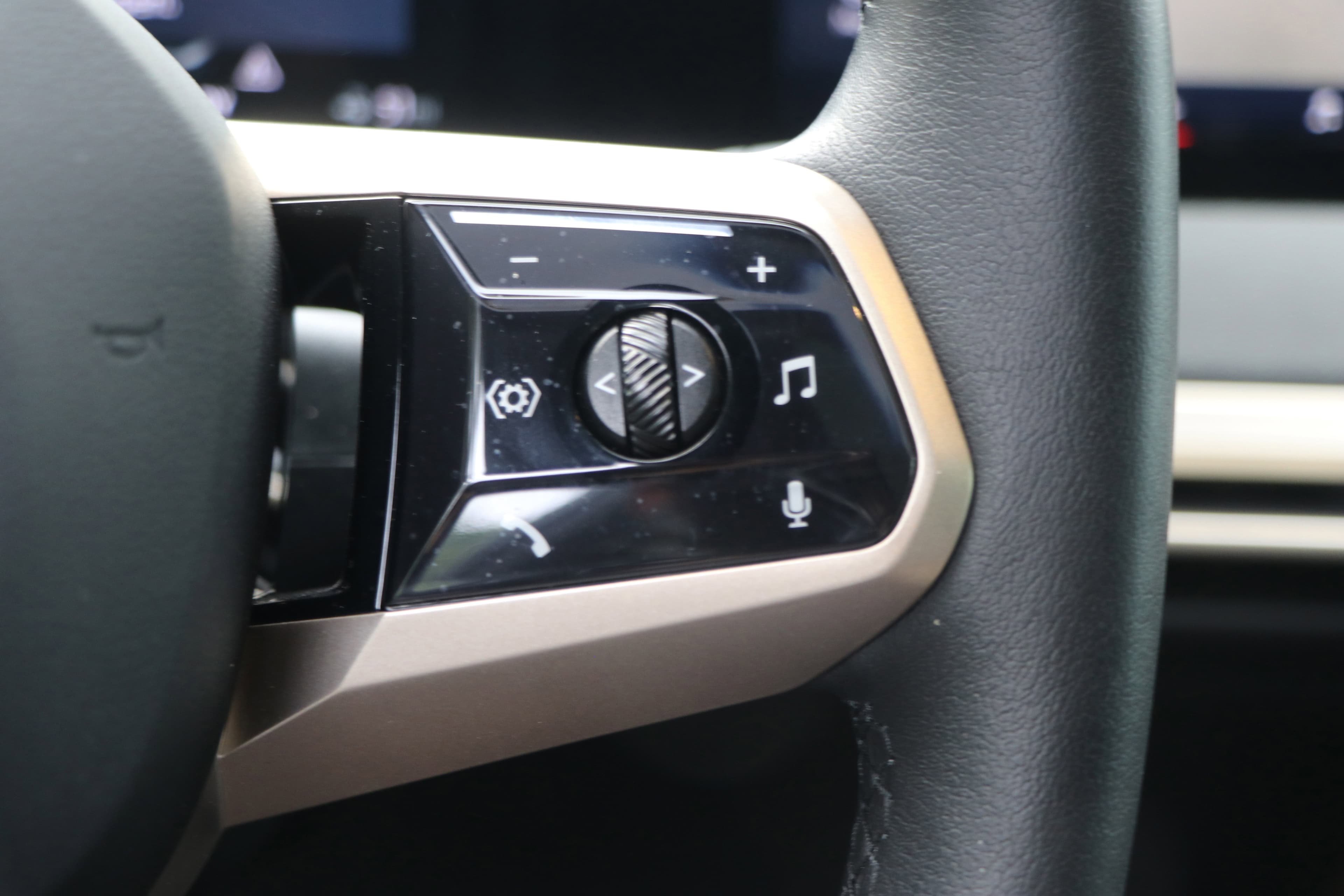 Vehicle photo 17