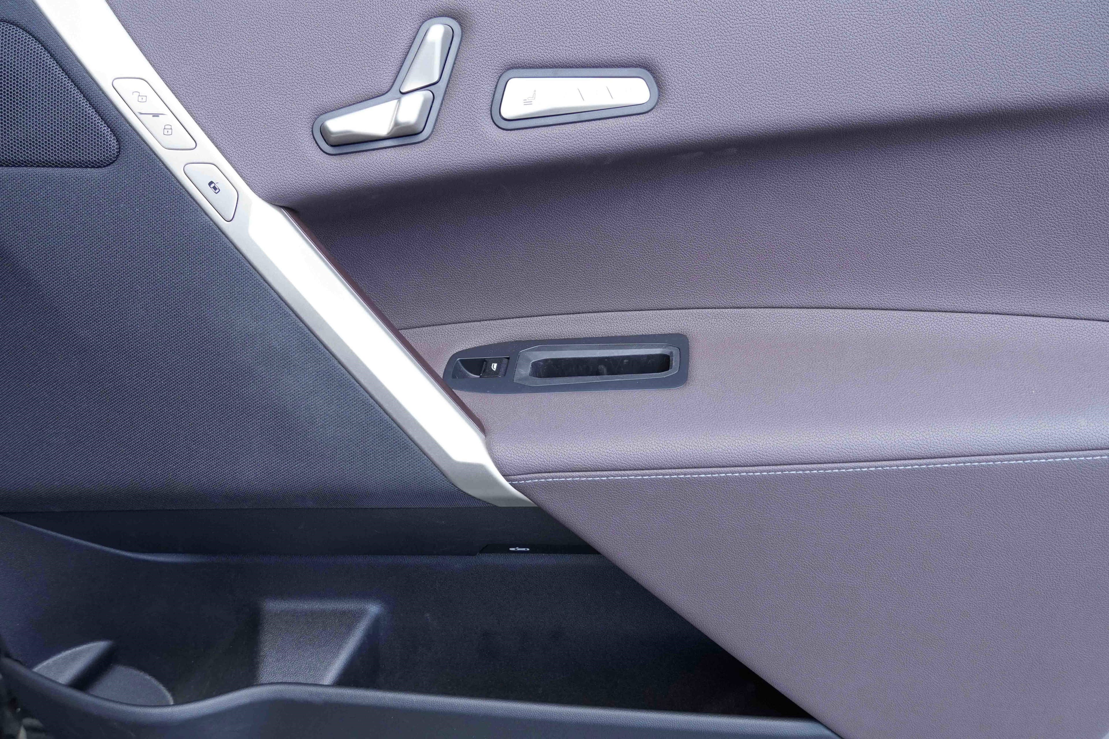 Vehicle photo 27