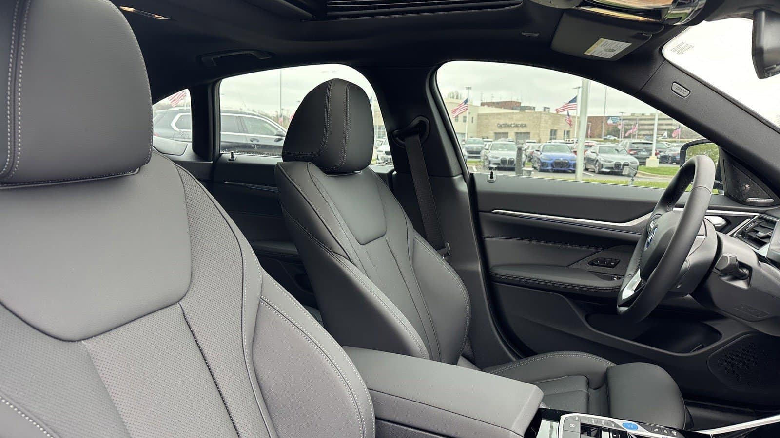 Vehicle photo 30