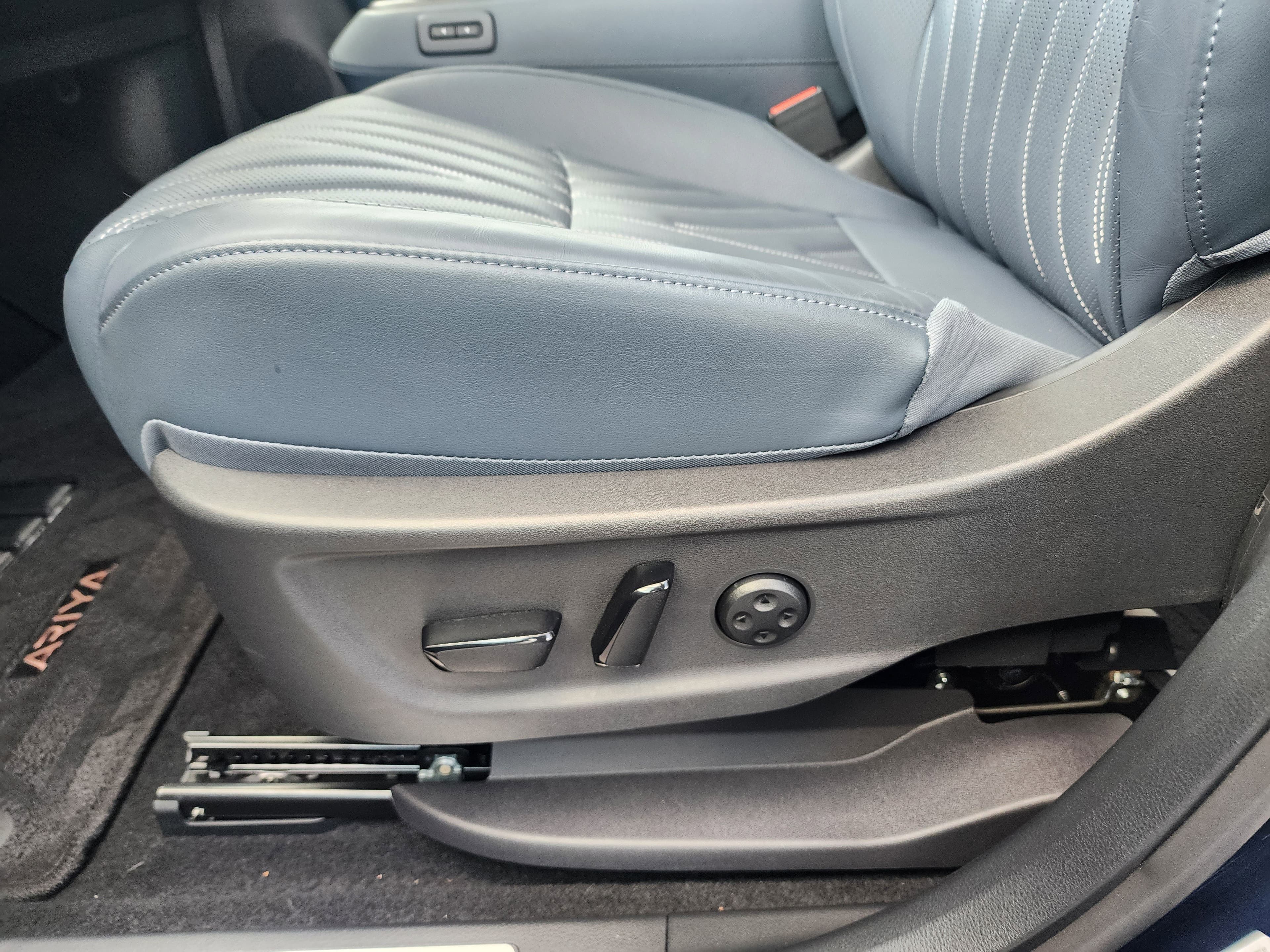 Vehicle photo 24