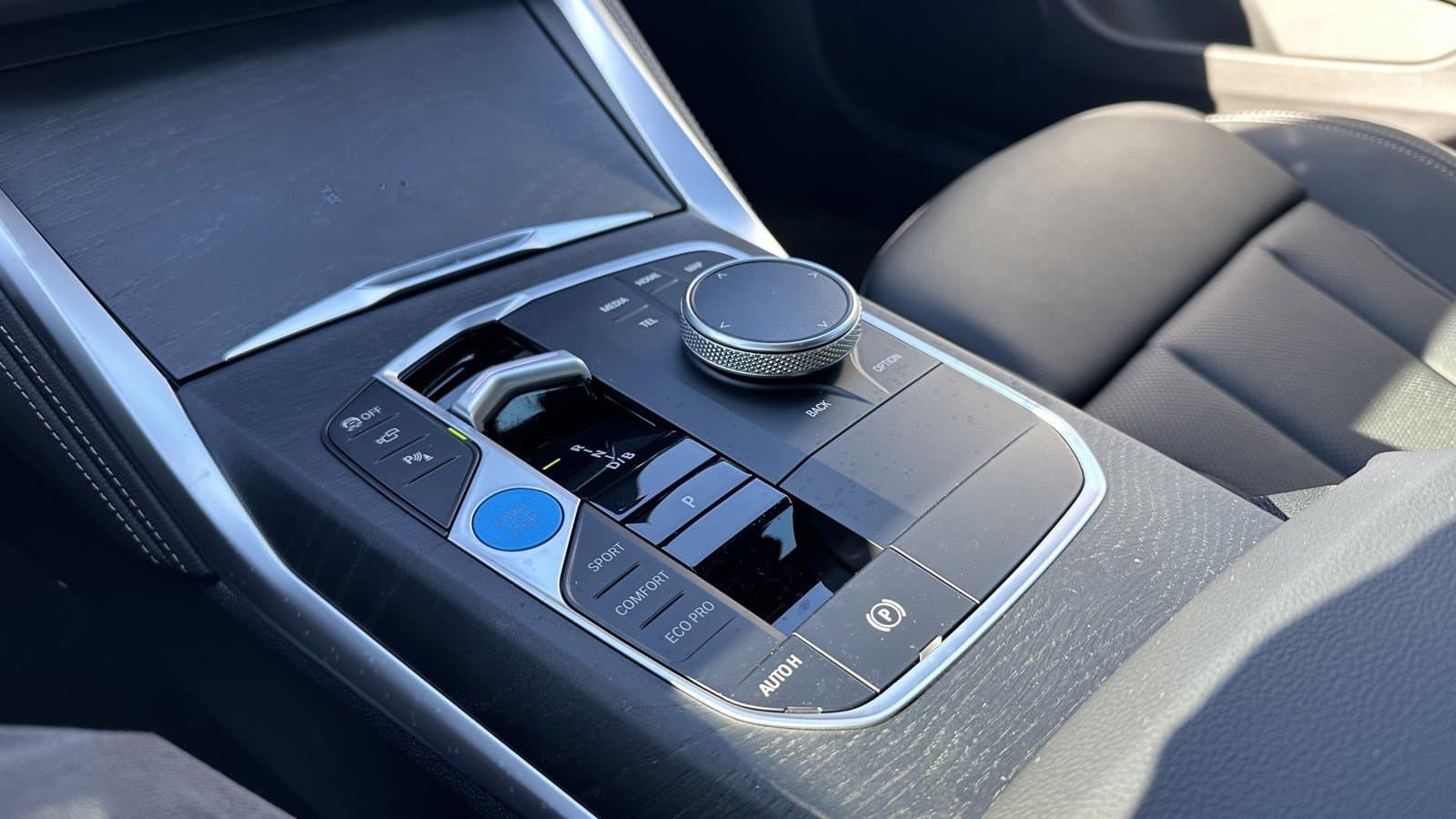 Vehicle photo 23
