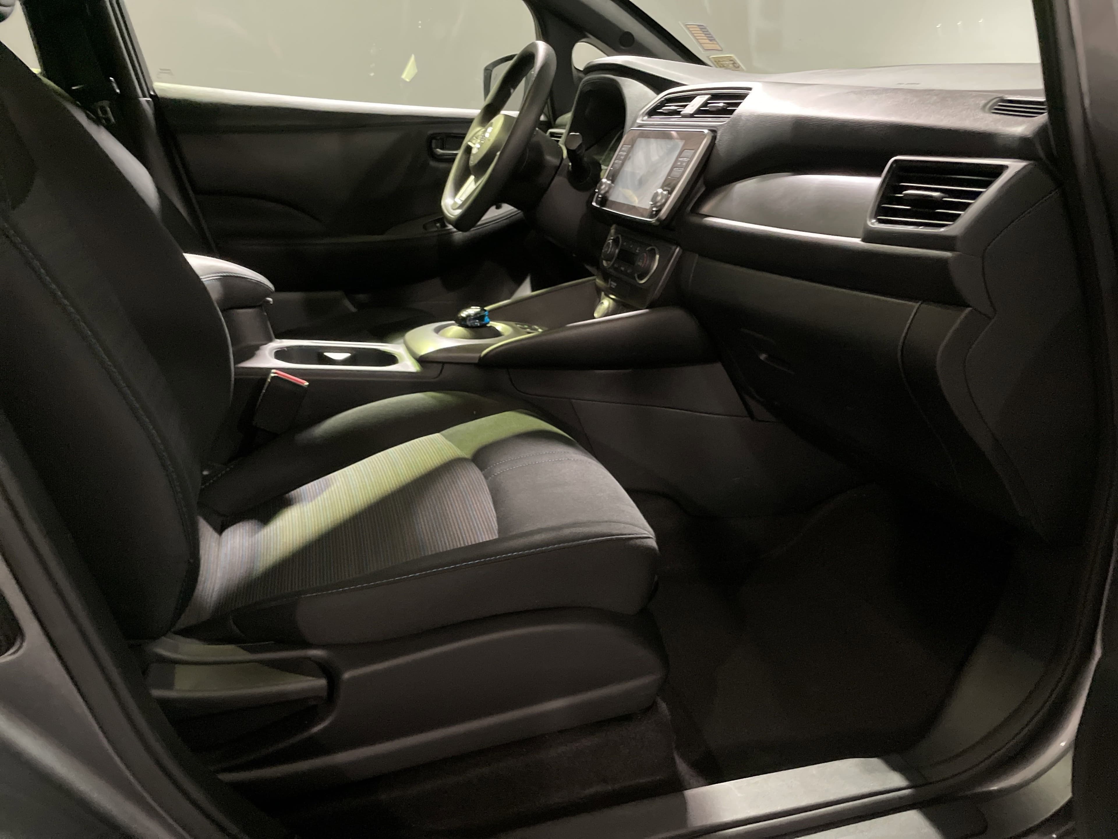 Vehicle photo 33