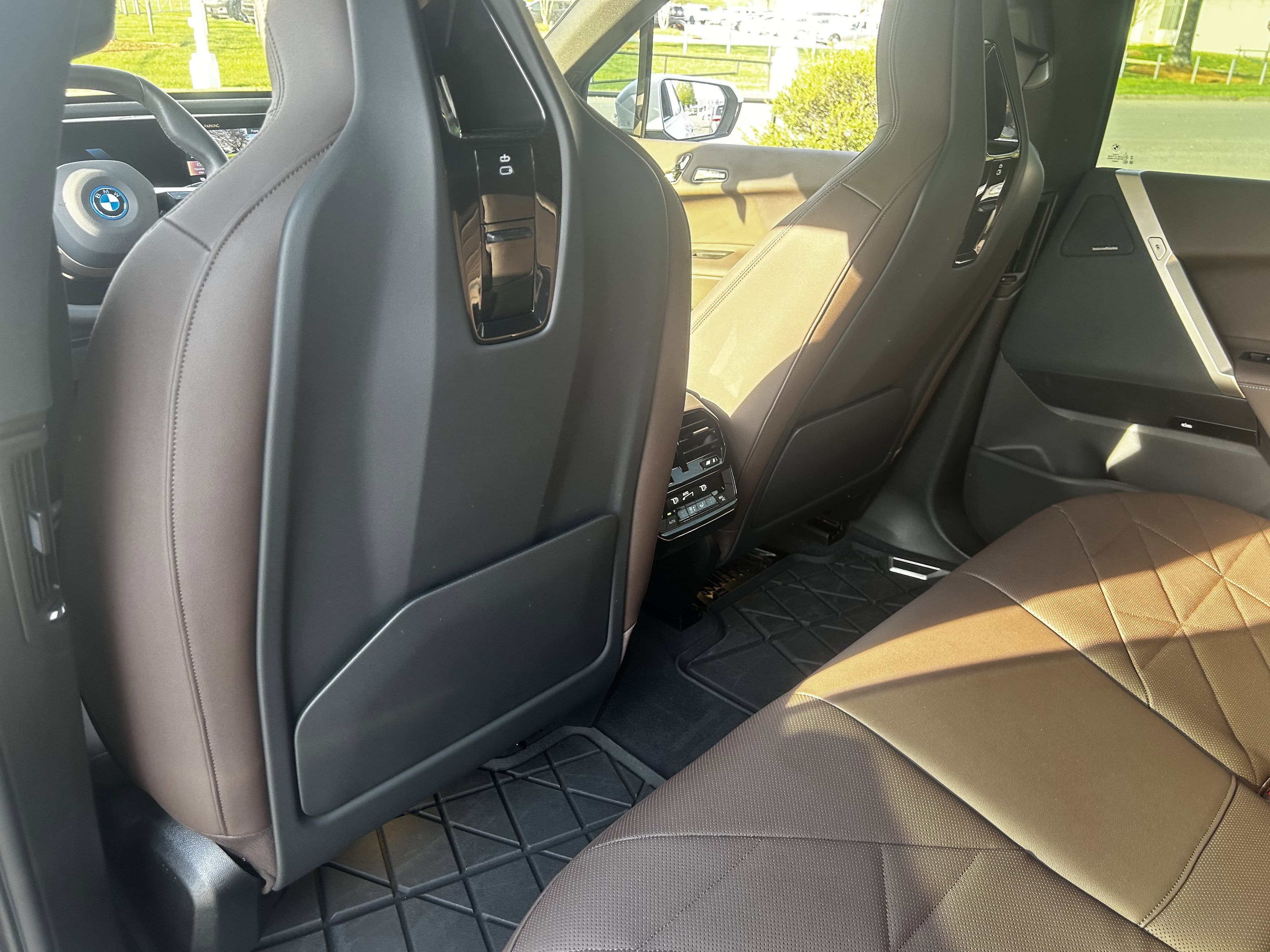 Vehicle photo 25