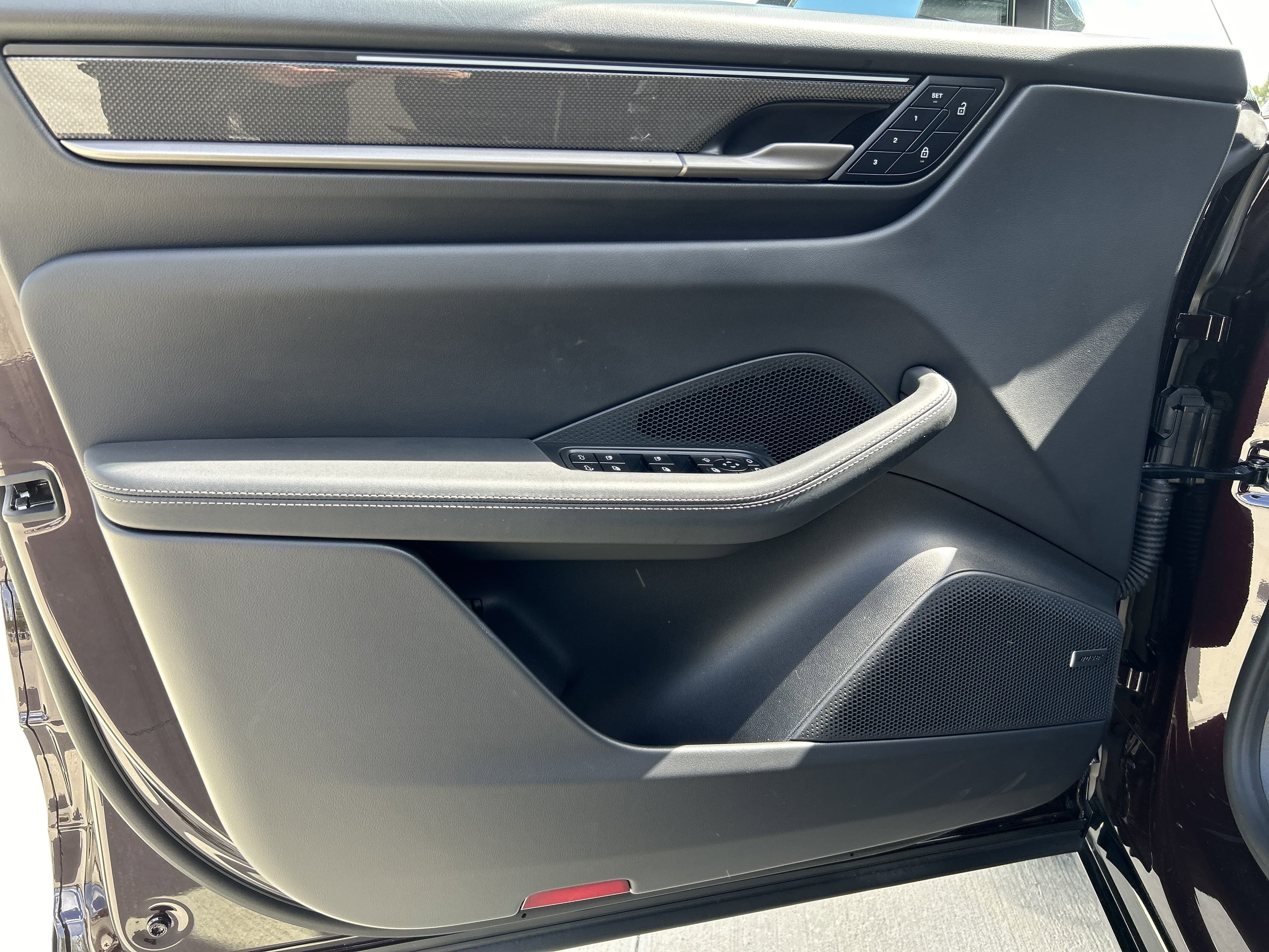 Vehicle photo 13