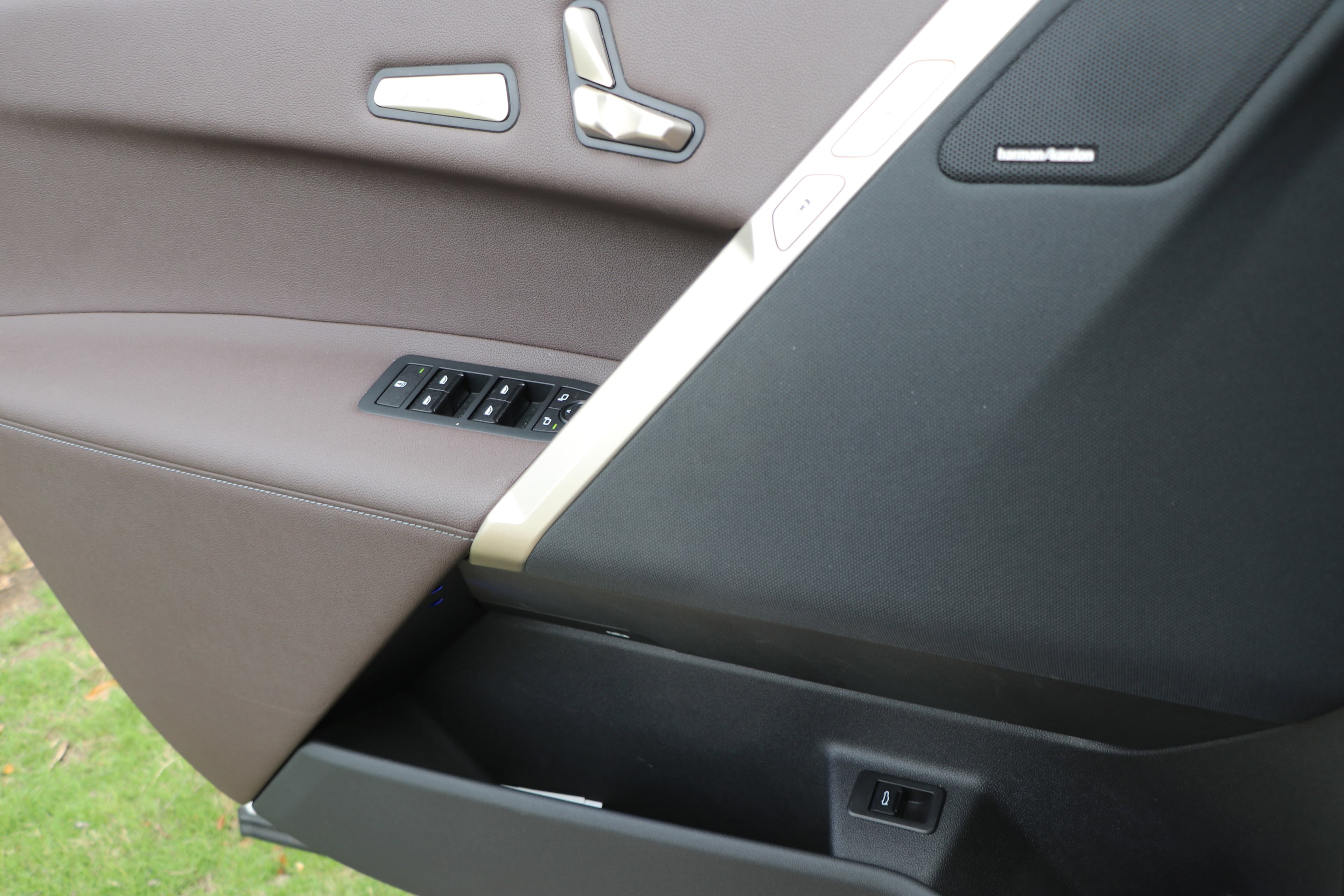 Vehicle photo 24