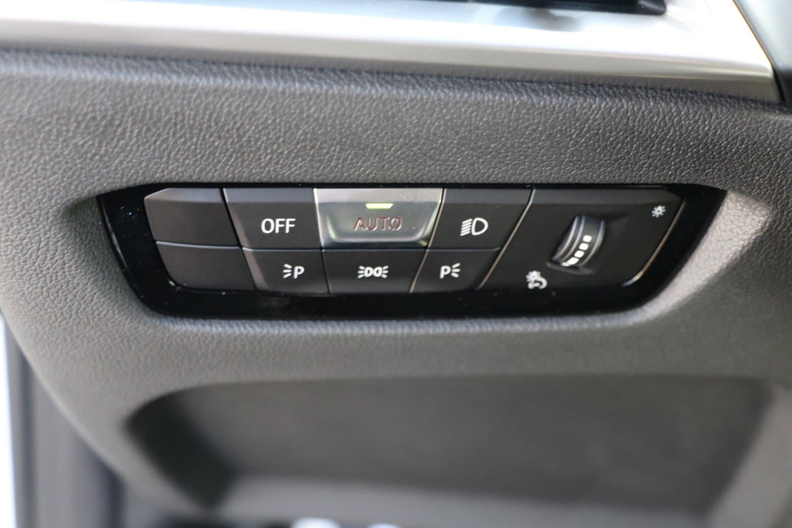 Vehicle photo 23