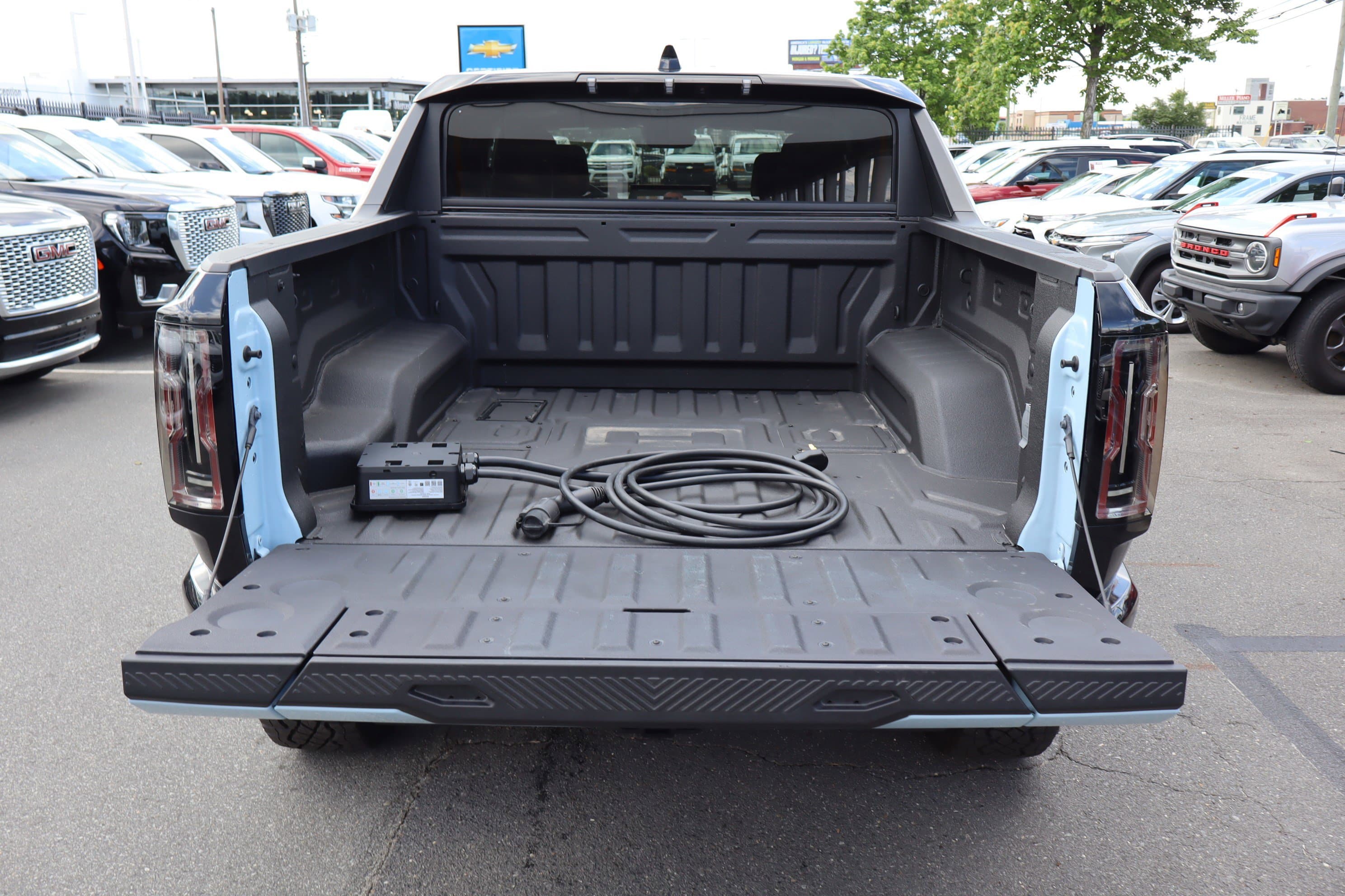 Vehicle photo 12