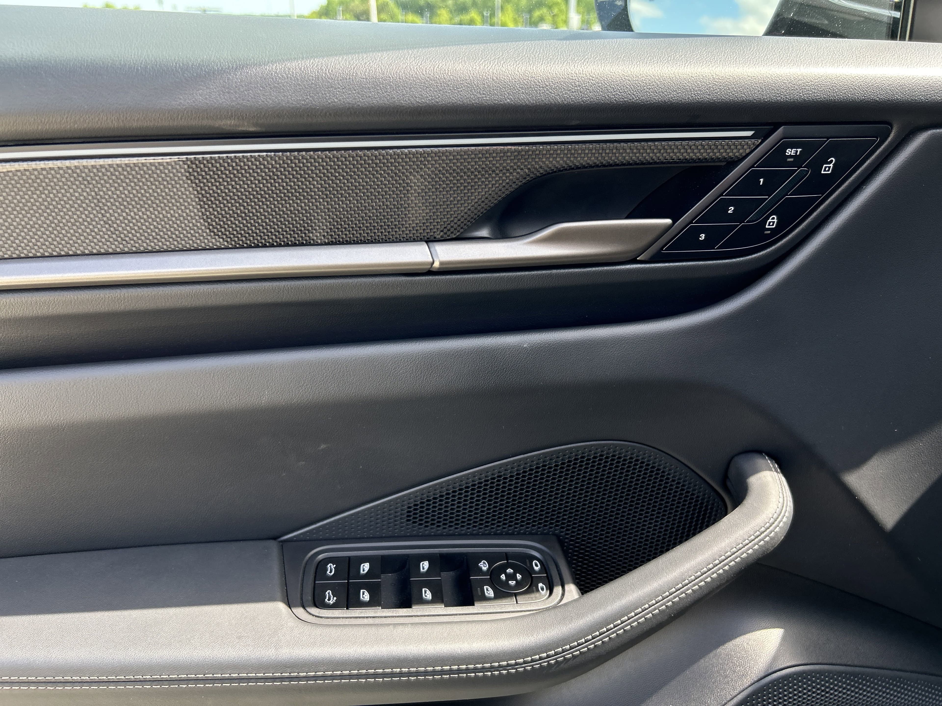 Vehicle photo 14