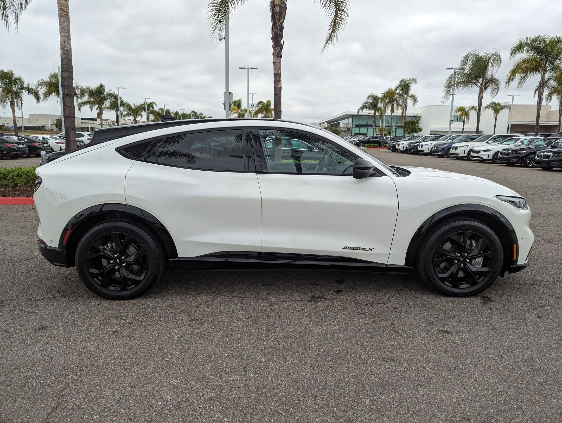 Vehicle photo 9