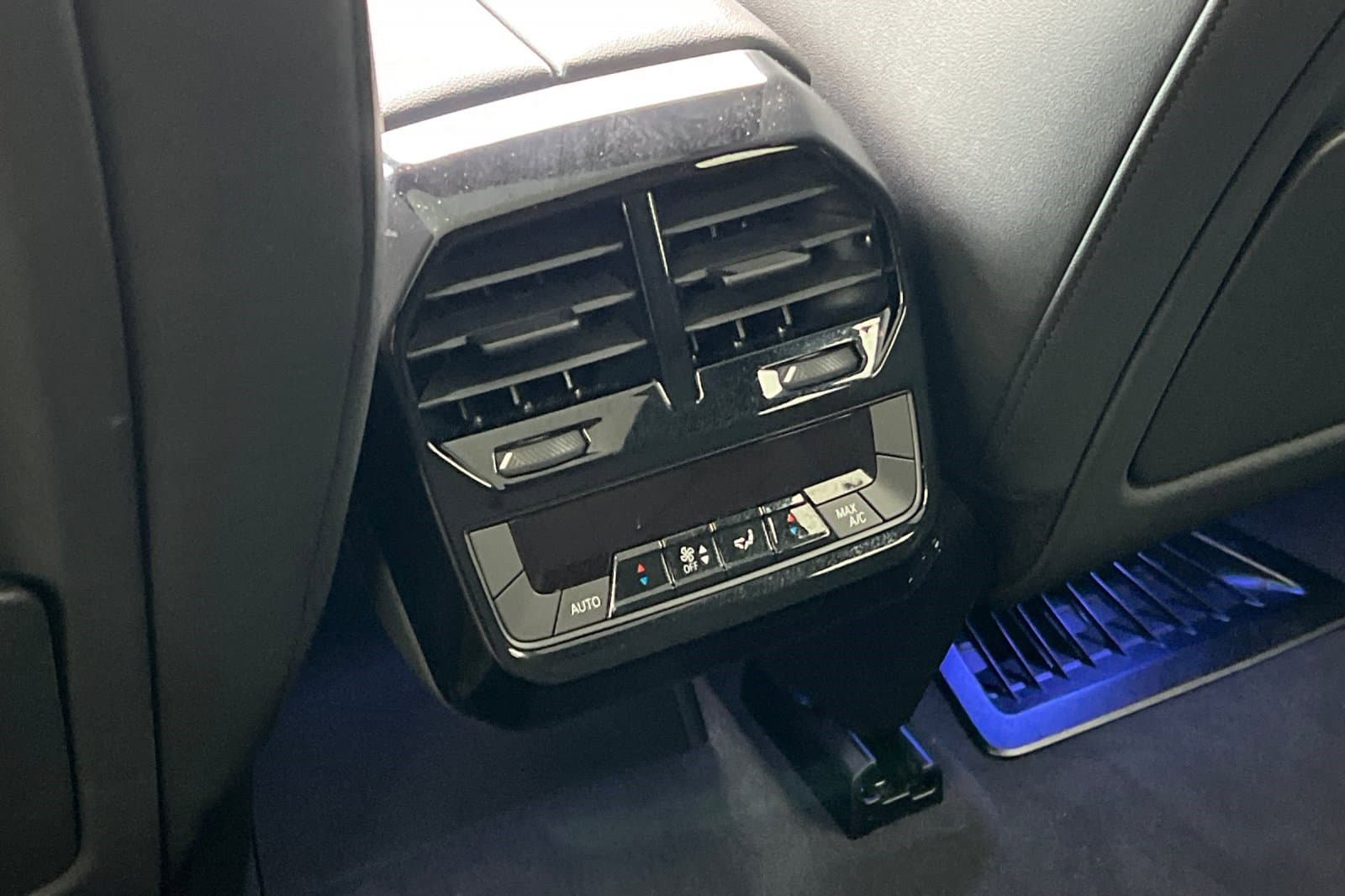 Vehicle photo 14
