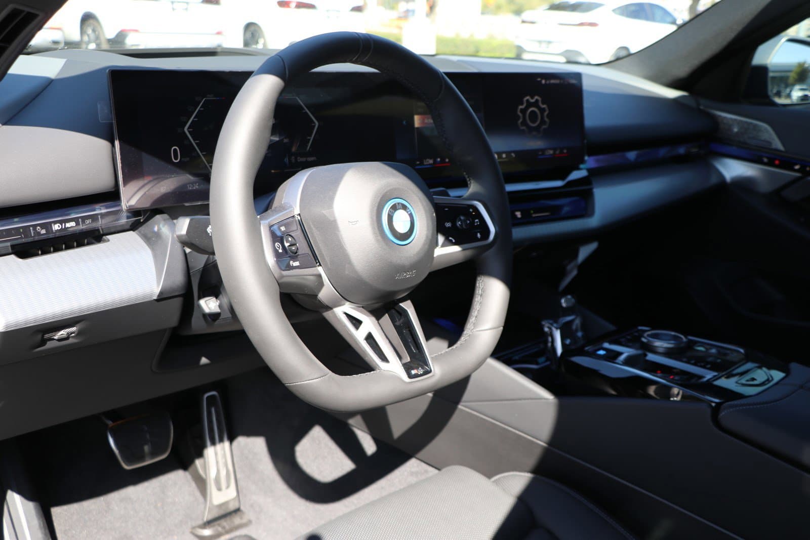 Vehicle photo 12