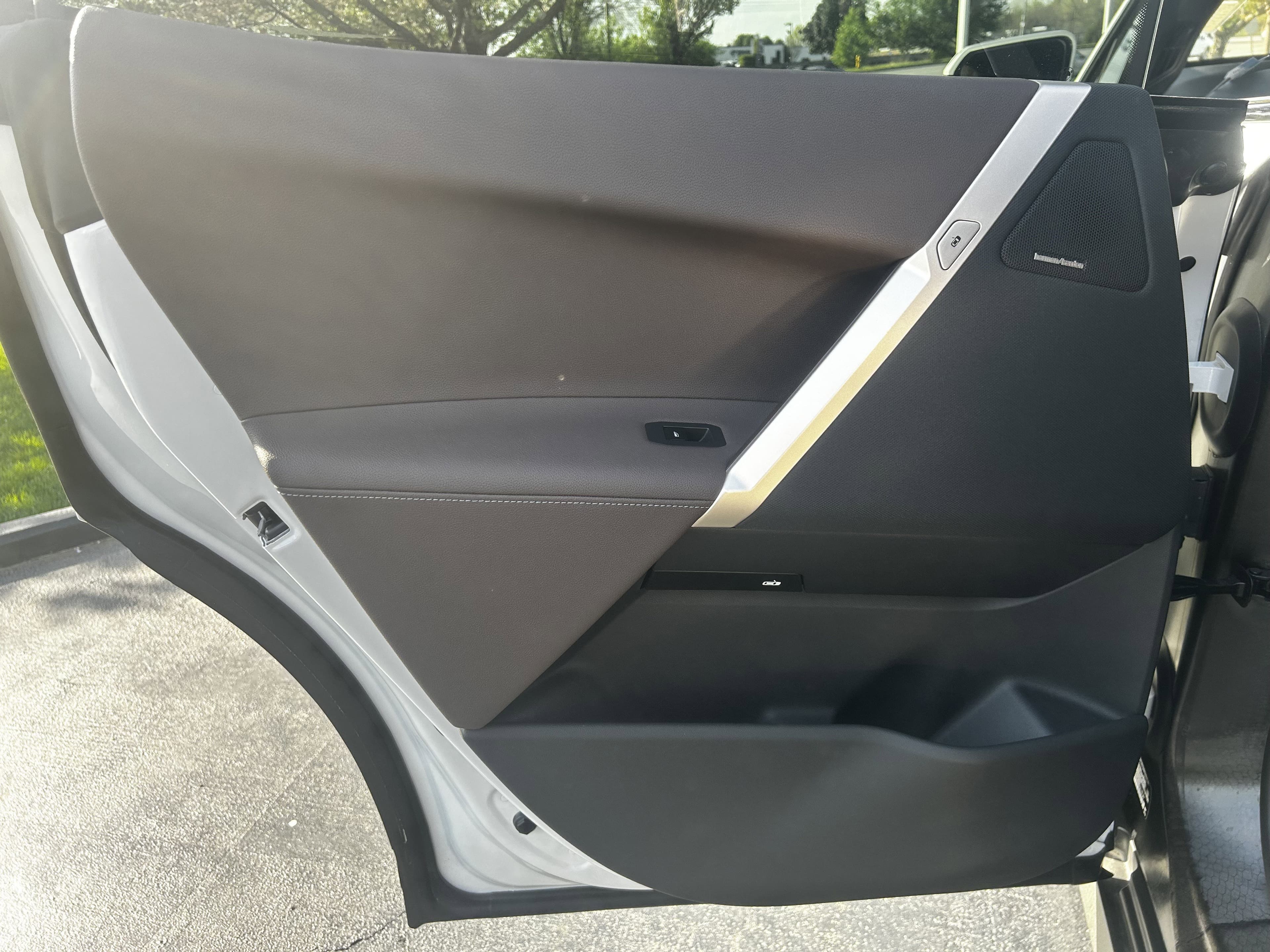 Vehicle photo 24