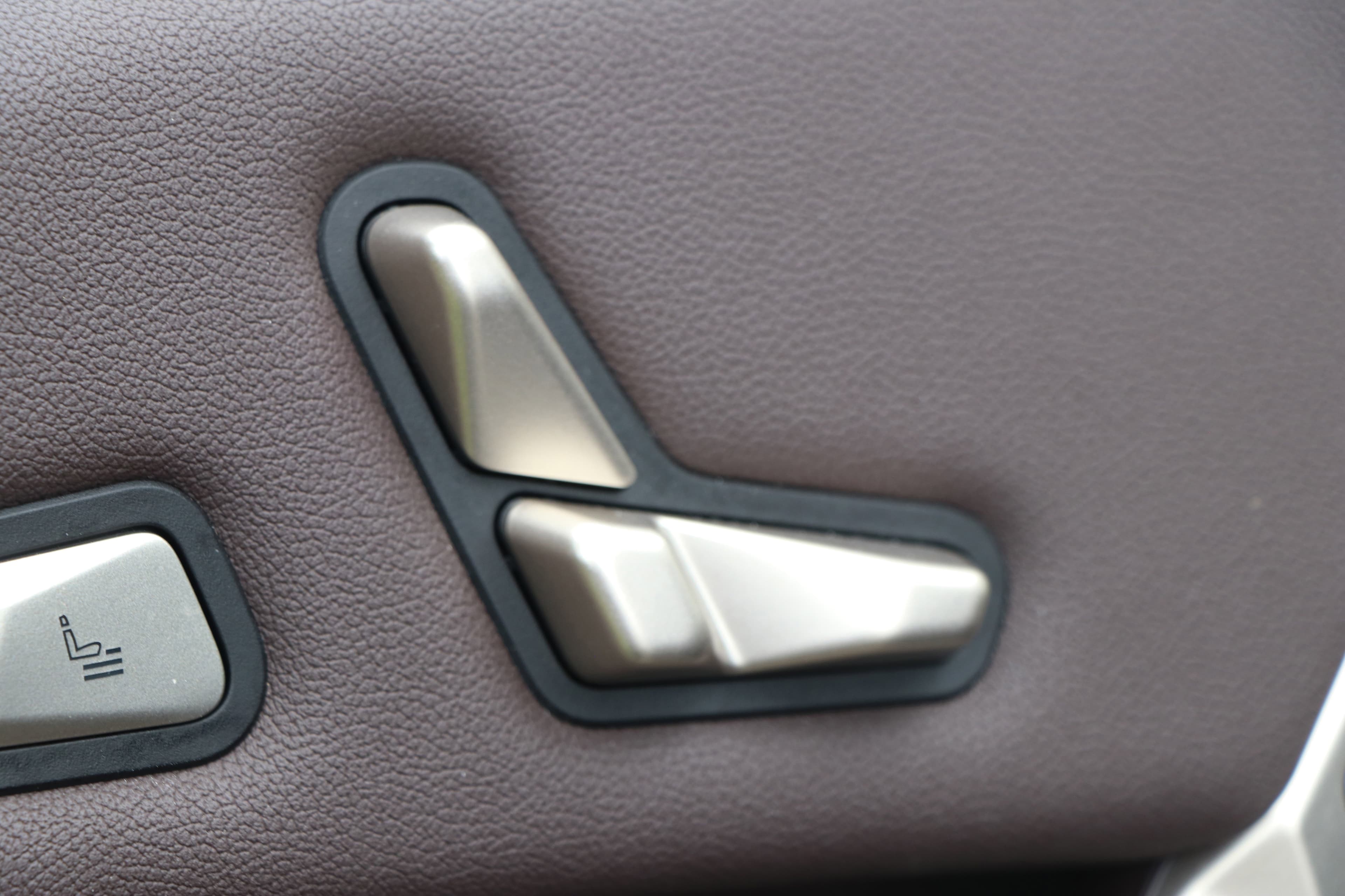 Vehicle photo 26