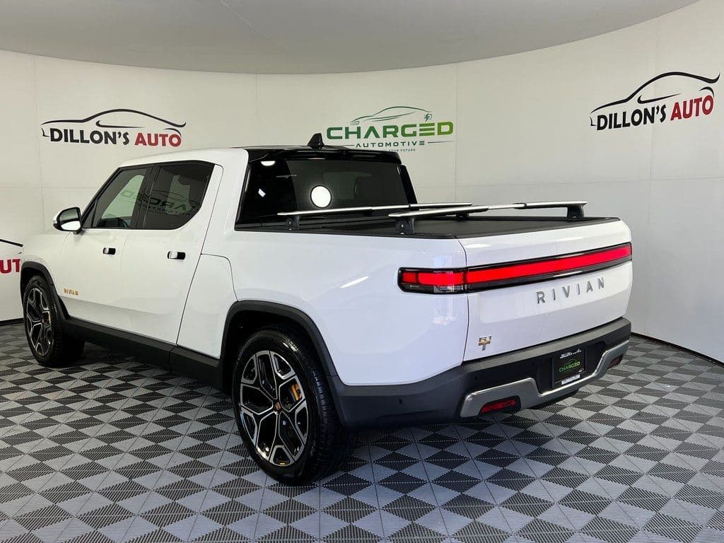 Vehicle photo 24