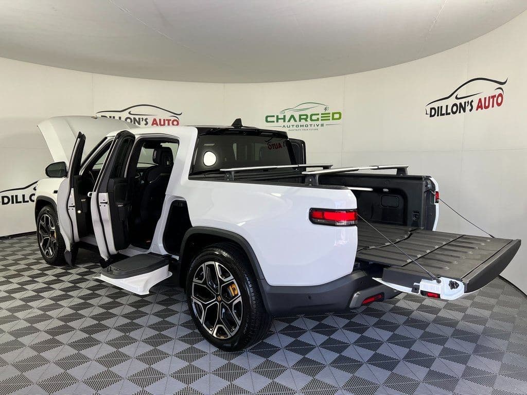 Vehicle photo 23